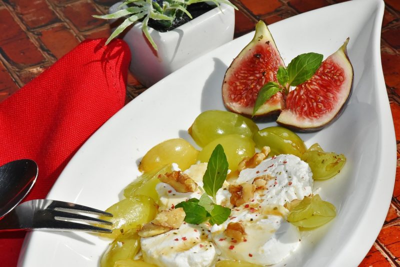 fresh figs ready to eat