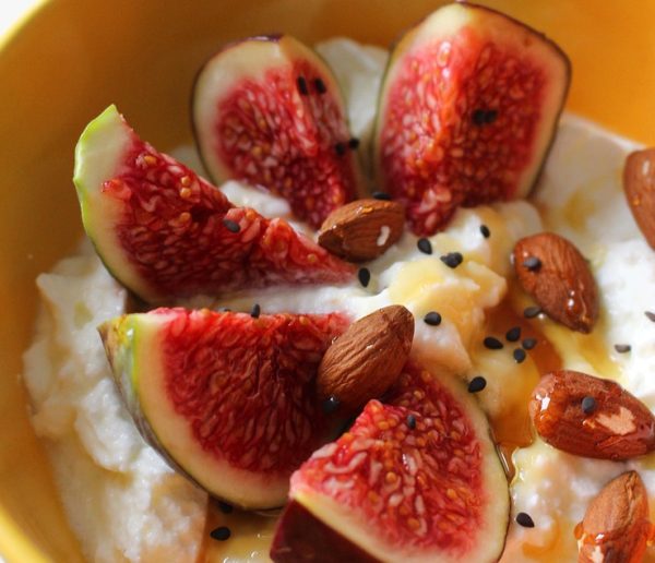 fresh figs ready to eat